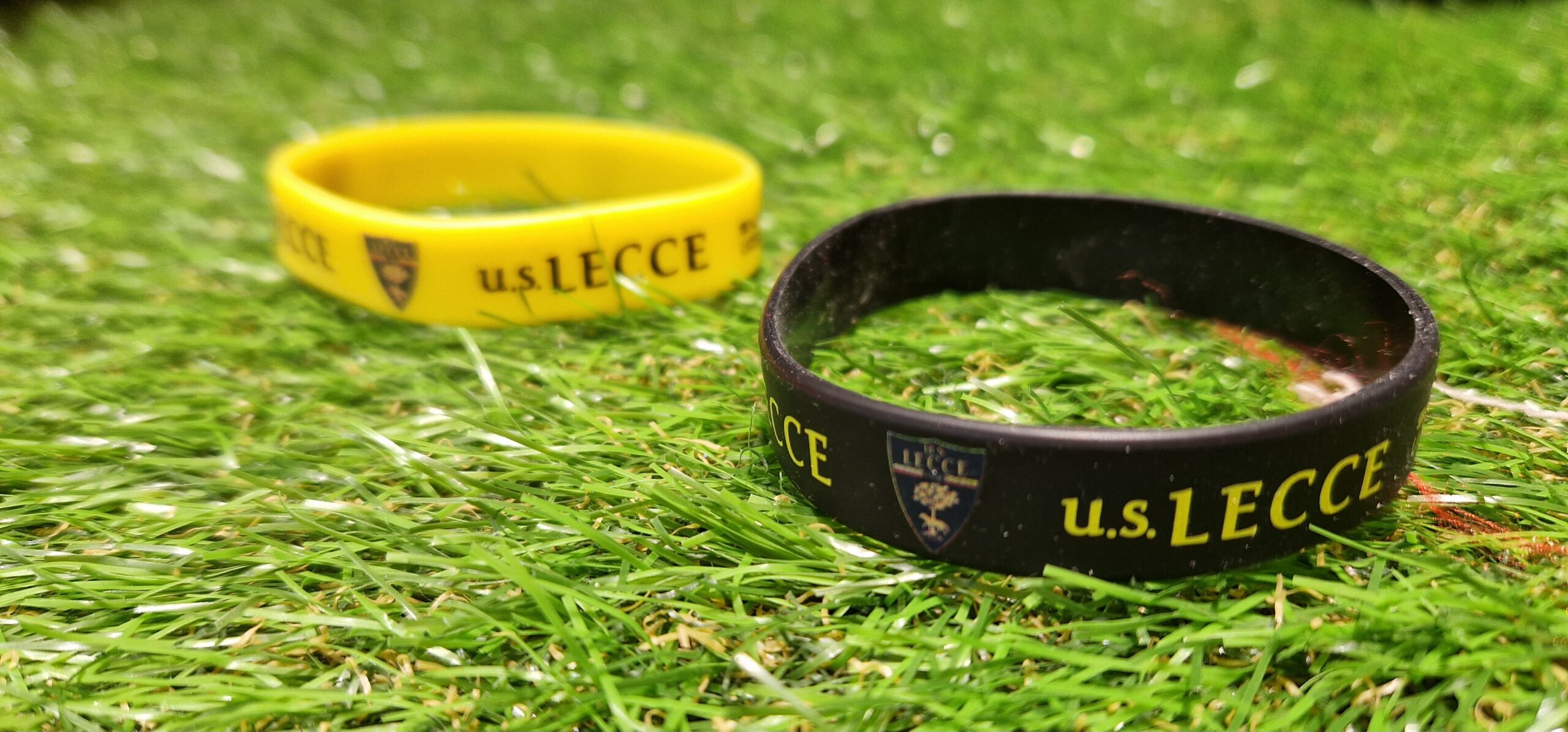 U.S.LECCE – BRACCIALETTO SILICONE NERO O GIALLO SCUDETTO + SCRITTA