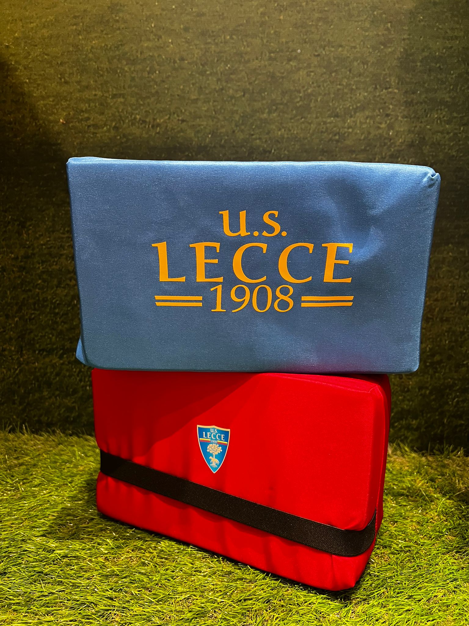 U.S.LECCE - CUSCINO STADIO SCUDETTO ROSSO O BLU