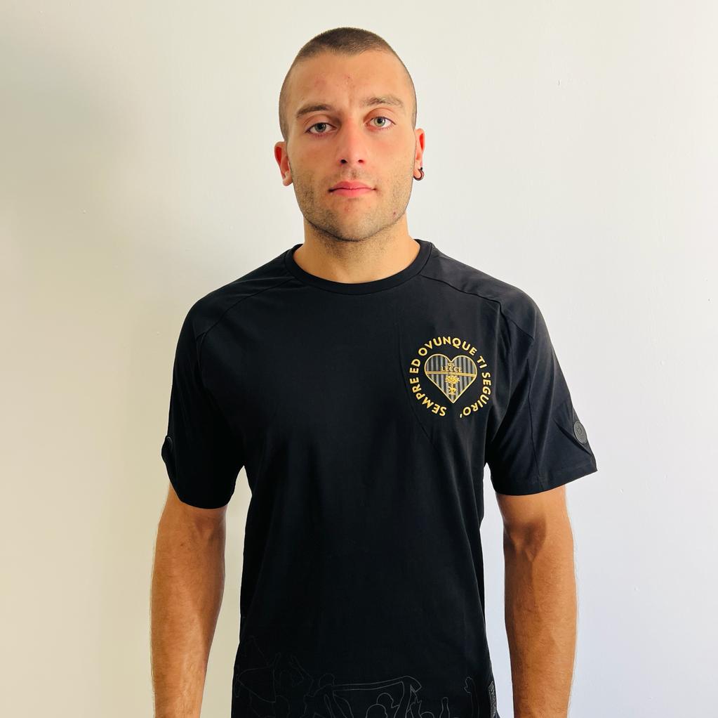 M908 – T-SHIRT MAGLIETTA NERA COTONE MANICA CORTA U.S.LECCE SEMPRE ED OVUNQUE TI SEGUIRO’ – LOGO CUORE ADULTO E BAMBINO